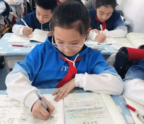 课后服务新政落地9月，教师群体何以忧心忡忡？一文探访教育者心声与民生期待